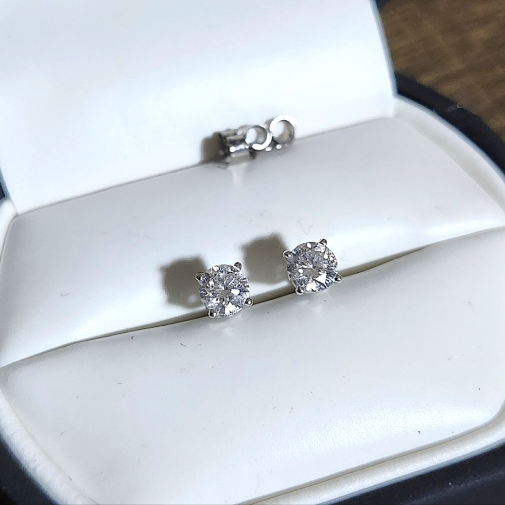 10kt White Gold Diamond Earrings
